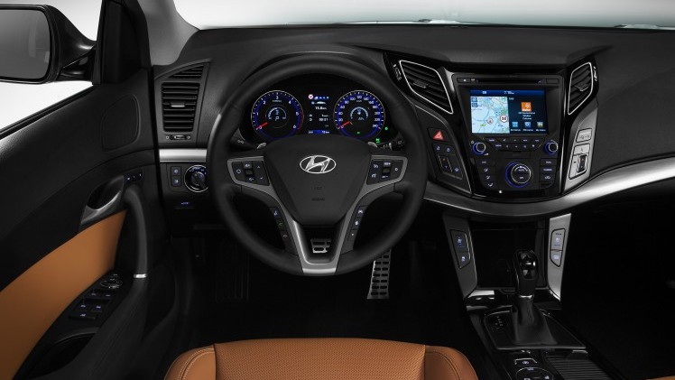 Hyundai i40 facelift naar Nederlandse showrooms als Wagon. De 1.7 CRDi diesel komt in aanmerking voor 20% bijtelling en is ook te koppelen aan een nieuwe zeventrapsautomaat.