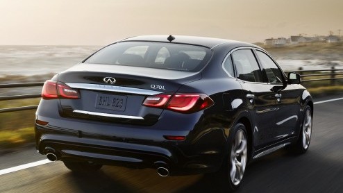 Infiniti grijpt de New York Auto Show aan om de vernieuwde Q70 aan het publiek te tonen. De sedan komt ook in een versie met verlengde wielbasis beschikbaar als Q70L.