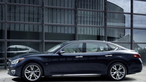 Infiniti grijpt de New York Auto Show aan om de vernieuwde Q70 aan het publiek te tonen. De sedan komt ook in een versie met verlengde wielbasis beschikbaar als Q70L.