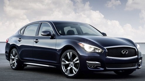 Infiniti grijpt de New York Auto Show aan om de vernieuwde Q70 aan het publiek te tonen. De sedan komt ook in een versie met verlengde wielbasis beschikbaar als Q70L.