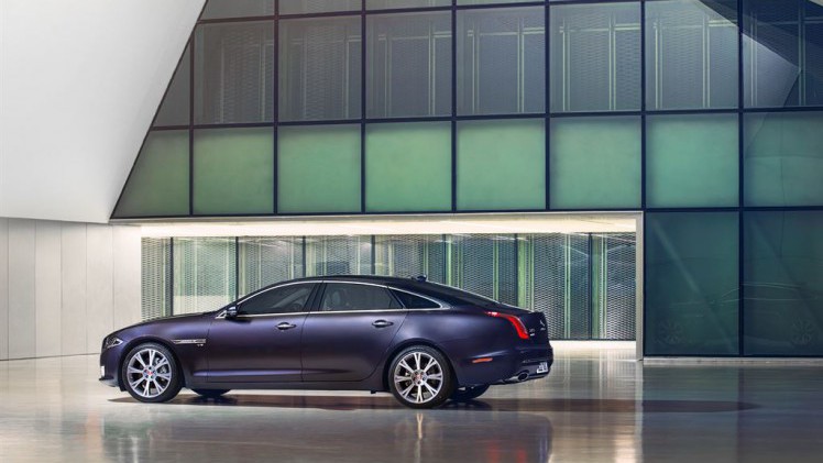 De Jaguar XJ facelift werd medio 2015 voorgesteld. Inmiddels weten we de prijzen en de uitvoeringen, voordat het model in januari 2016 de dealers aan doet.
