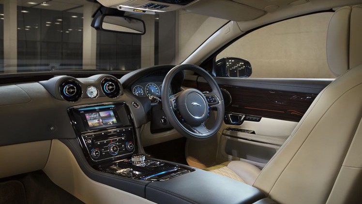 De Jaguar XJ facelift werd medio 2015 voorgesteld. Inmiddels weten we de prijzen en de uitvoeringen, voordat het model in januari 2016 de dealers aan doet.
