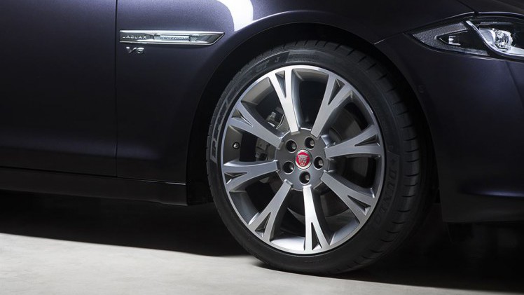 De Jaguar XJ facelift werd medio 2015 voorgesteld. Inmiddels weten we de prijzen en de uitvoeringen, voordat het model in januari 2016 de dealers aan doet.