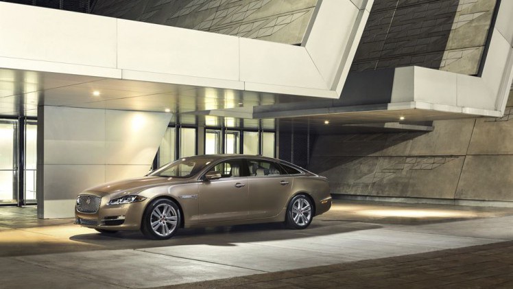 De Jaguar XJ facelift werd medio 2015 voorgesteld. Inmiddels weten we de prijzen en de uitvoeringen, voordat het model in januari 2016 de dealers aan doet.