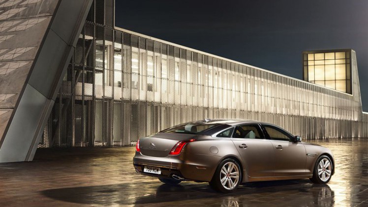 De Jaguar XJ facelift werd medio 2015 voorgesteld. Inmiddels weten we de prijzen en de uitvoeringen, voordat het model in januari 2016 de dealers aan doet.
