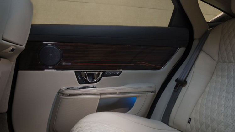 De Jaguar XJ facelift werd medio 2015 voorgesteld. Inmiddels weten we de prijzen en de uitvoeringen, voordat het model in januari 2016 de dealers aan doet.