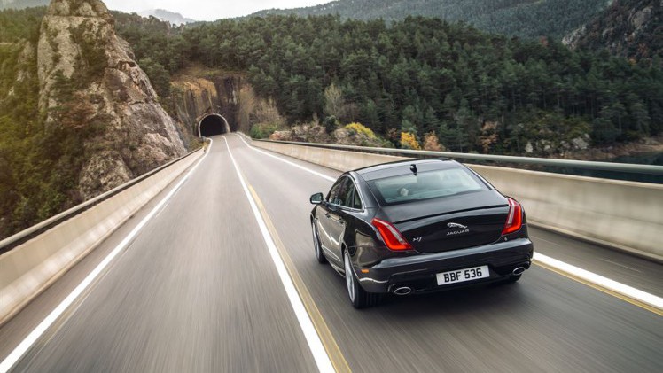 De Jaguar XJ facelift werd medio 2015 voorgesteld. Inmiddels weten we de prijzen en de uitvoeringen, voordat het model in januari 2016 de dealers aan doet.