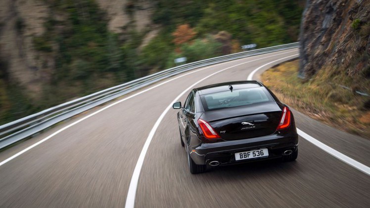 De Jaguar XJ facelift werd medio 2015 voorgesteld. Inmiddels weten we de prijzen en de uitvoeringen, voordat het model in januari 2016 de dealers aan doet.