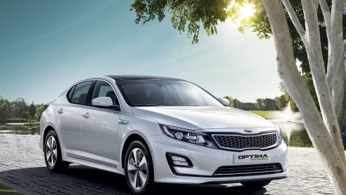 Kia Optima Hybrid vernieuwd in 2014 naar de showroom, opnieuw met 20% bijtelling. De middenklasser is er ook met de 1.7 CRDi diesel.