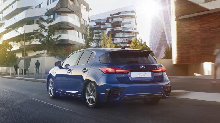 De vernieuwde Lexus CT 200h en NX 300h zijn inmiddels verkrijgbaar.