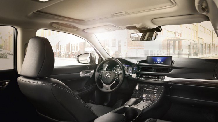 De vernieuwde Lexus CT 200h en NX 300h zijn inmiddels verkrijgbaar.