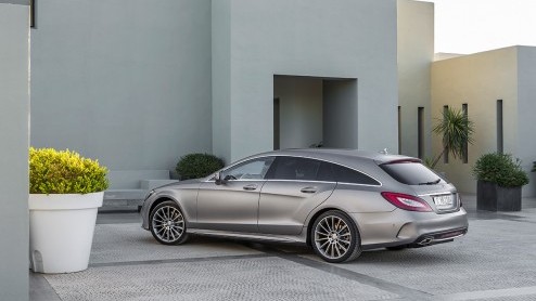 De printers bij Mercedes-Benz draaien overuren. Behalve de prijs van de nieuwe C-klasse Estate heeft de importeur nu ook de prijzen van de vernieuwde CLS bekend gemaakt, alsmede de CLS Shooting Brake.