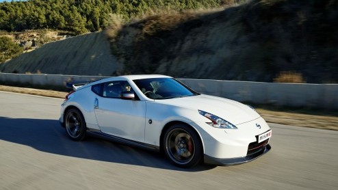Nissan heeft voor 2014 de 370Z Coup en Roadster op diverse punten aangepast, komt met de Nismo-uitvoering en een instapversie.