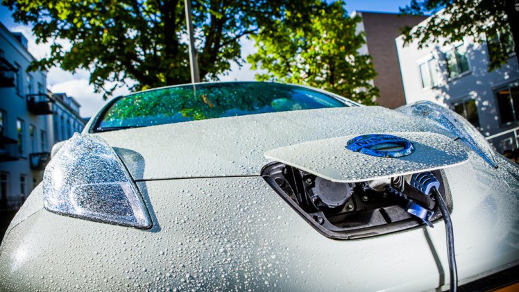 De Nissan LEAF wordt in 2016 met grotere actieradius geleverd. Kopers krijgen meer services zoals gratis snelladen en een onderhoudsabonnement.