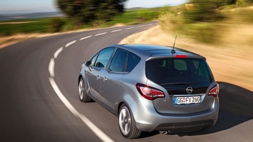 Opel heeft de Meriva een opfrisbeurt gegeven. De compacte MPV verschijnt in zijn nieuwe gedaante eind januari in ons land. De prijslijst begint bij 17.995 euro en dat is precies 1.000 euro lager.