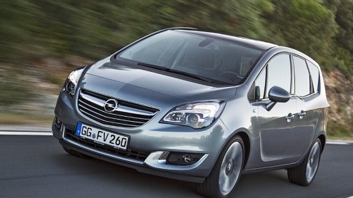 Opel heeft de Meriva een opfrisbeurt gegeven. De compacte MPV verschijnt in zijn nieuwe gedaante eind januari in ons land. De prijslijst begint bij 17.995 euro en dat is precies 1.000 euro lager.