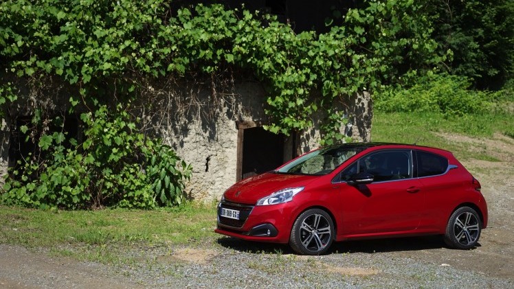 Uiterlijk zijn de verschillen minimaal, maar toch is de Peugeot 208 een leukere auto dan dat hij was, ontdekten we in Oostenrijk. Autotest!