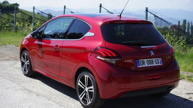 Uiterlijk zijn de verschillen minimaal, maar toch is de Peugeot 208 een leukere auto dan dat hij was, ontdekten we in Oostenrijk. Autotest!
