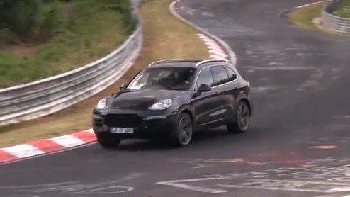 De Porsche wordt binnenkort aan een facelift onderworpen, zodat de SUV weer beter aansluit op het moderner uiterlijk van nieuwkomer Macan. De vernieuwde Cayenne is reeds gespot op de Nrburgring.
