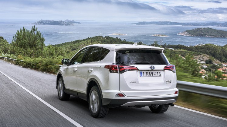 Toyota introduceert de RAV4 Hybrid begin 2016. De autotest laat nog heel even op zich wachten maar we hebben al wel alle prijzen.