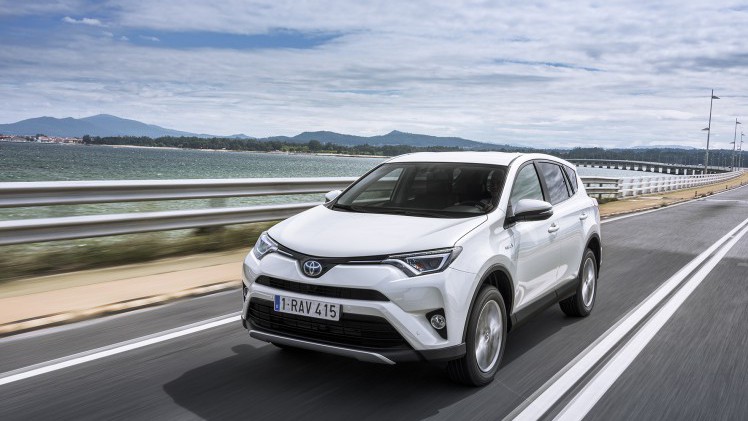 Toyota introduceert de RAV4 Hybrid begin 2016. De autotest laat nog heel even op zich wachten maar we hebben al wel alle prijzen.