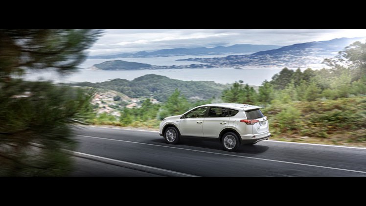 Toyota introduceert de RAV4 Hybrid begin 2016. De autotest laat nog heel even op zich wachten maar we hebben al wel alle prijzen.