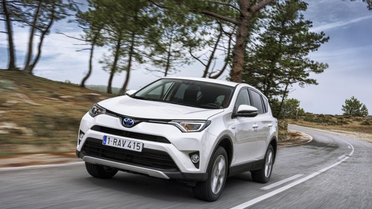 Toyota introduceert de RAV4 Hybrid begin 2016. De autotest laat nog heel even op zich wachten maar we hebben al wel alle prijzen.