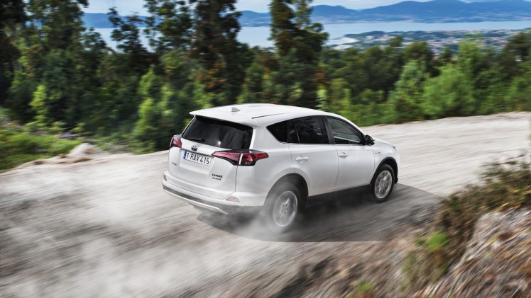 Toyota introduceert de RAV4 Hybrid begin 2016. De autotest laat nog heel even op zich wachten maar we hebben al wel alle prijzen.