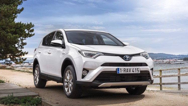 Toyota introduceert de RAV4 Hybrid begin 2016. De autotest laat nog heel even op zich wachten maar we hebben al wel alle prijzen.