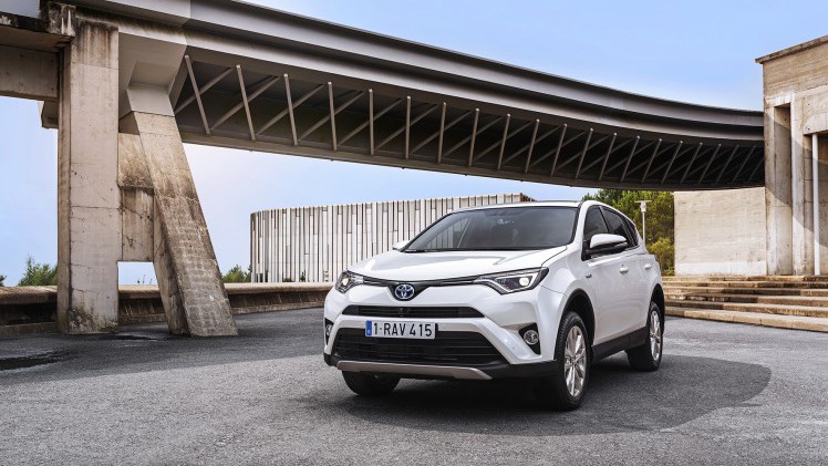 Toyota introduceert de RAV4 Hybrid begin 2016. De autotest laat nog heel even op zich wachten maar we hebben al wel alle prijzen.