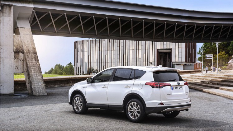 Toyota introduceert de RAV4 Hybrid begin 2016. De autotest laat nog heel even op zich wachten maar we hebben al wel alle prijzen.