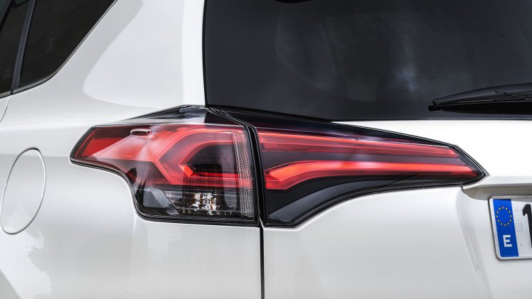 Toyota introduceert de RAV4 Hybrid begin 2016. De autotest laat nog heel even op zich wachten maar we hebben al wel alle prijzen.