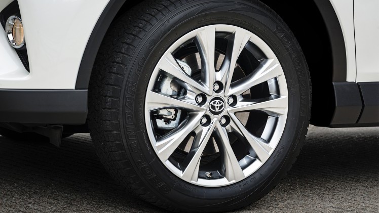 Toyota introduceert de RAV4 Hybrid begin 2016. De autotest laat nog heel even op zich wachten maar we hebben al wel alle prijzen.