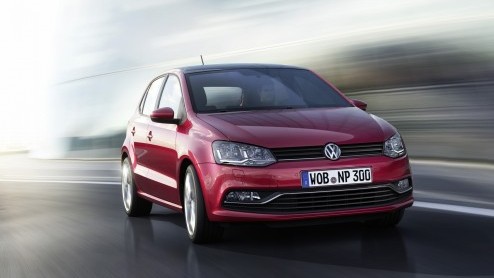 Volkswagen heeft de Polo in het nieuw gestoken. Behalve uiterlijke wijzigingen, zoals de mogelijkheid tot Full LED-koplampen, is ook het interieur en het motorenpalet onder handen genomen.