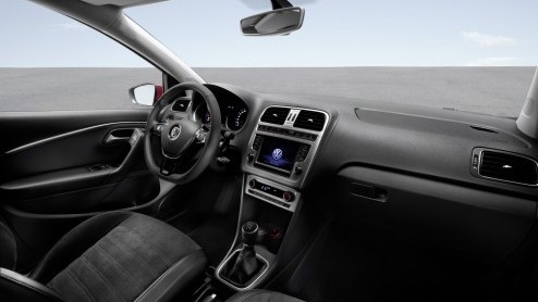 Volkswagen heeft de Polo in het nieuw gestoken. Behalve uiterlijke wijzigingen, zoals de mogelijkheid tot Full LED-koplampen, is ook het interieur en het motorenpalet onder handen genomen.