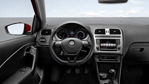 Volkswagen heeft de Polo in het nieuw gestoken. Behalve uiterlijke wijzigingen, zoals de mogelijkheid tot Full LED-koplampen, is ook het interieur en het motorenpalet onder handen genomen.
