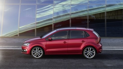 Volkswagen heeft de Polo in het nieuw gestoken. Behalve uiterlijke wijzigingen, zoals de mogelijkheid tot Full LED-koplampen, is ook het interieur en het motorenpalet onder handen genomen.