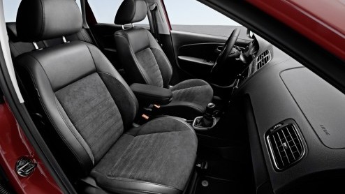 Volkswagen heeft de Polo in het nieuw gestoken. Behalve uiterlijke wijzigingen, zoals de mogelijkheid tot Full LED-koplampen, is ook het interieur en het motorenpalet onder handen genomen.