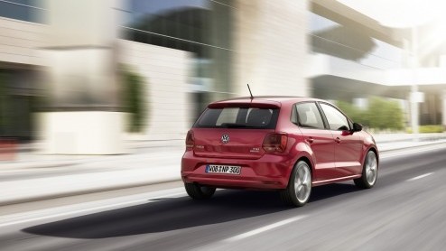 Volkswagen heeft de Polo in het nieuw gestoken. Behalve uiterlijke wijzigingen, zoals de mogelijkheid tot Full LED-koplampen, is ook het interieur en het motorenpalet onder handen genomen.