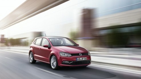 Volkswagen heeft de Polo in het nieuw gestoken. Behalve uiterlijke wijzigingen, zoals de mogelijkheid tot Full LED-koplampen, is ook het interieur en het motorenpalet onder handen genomen.