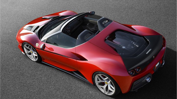 En dan verschijnt er als verrassing een gloednieuwe Ferrari. In Japan heeft Ferrari de J50 onthuld. Met die auto viert het merk dat ze 50 jaar actief zijn in het land van de rijzende zon.