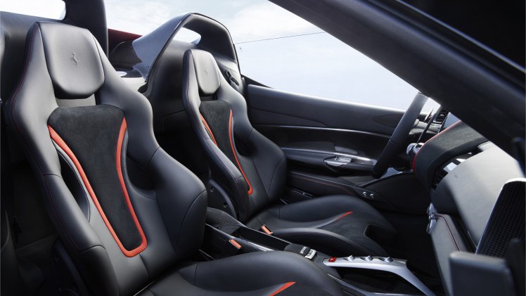 En dan verschijnt er als verrassing een gloednieuwe Ferrari. In Japan heeft Ferrari de J50 onthuld. Met die auto viert het merk dat ze 50 jaar actief zijn in het land van de rijzende zon.