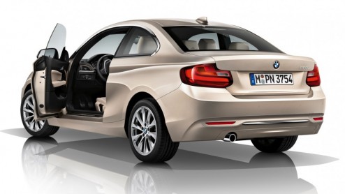 BMW introduceert 218i Coup met driecilinder turbomotor in combinatie met achterwielaandrijving. Voor 2015 doen daarnaast nieuwe uitvoeringen intrede.