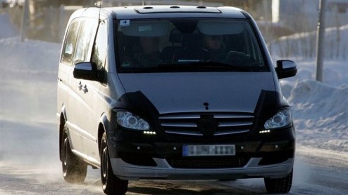 Ondernemend Nederland opgelet! Mercedes-Benz geeft de Viano een facelift. Met een licht geretoucheerd uiterlijk moet deze populaire ondernemersbus de Volkswagen Transporter en Multivan weer de baas zi