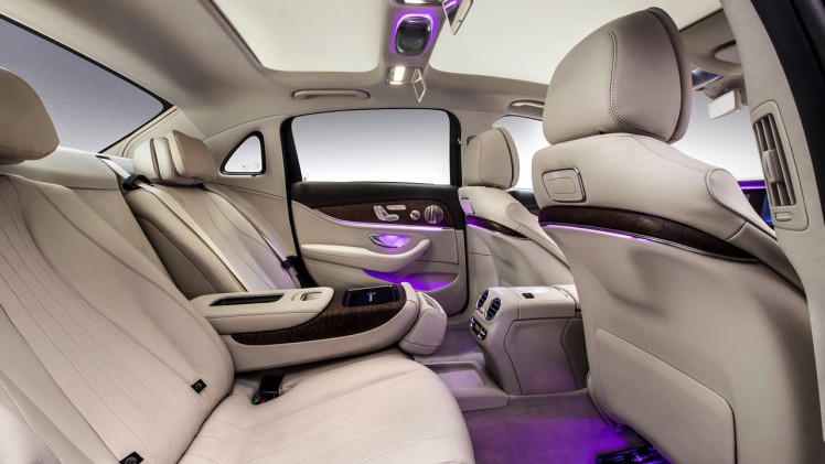 Mercedes, BMW, Audi en Mazda presenteren allemaal modellen die exclusief voor de markt in China zijn bedoeld. Zodoende blijven de A4L, E-Klasse Lang, BMW X1L en Mazda CX-4 bestemd voor de Chinezen.
