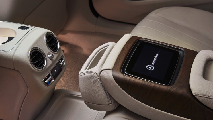 Mercedes, BMW, Audi en Mazda presenteren allemaal modellen die exclusief voor de markt in China zijn bedoeld. Zodoende blijven de A4L, E-Klasse Lang, BMW X1L en Mazda CX-4 bestemd voor de Chinezen.