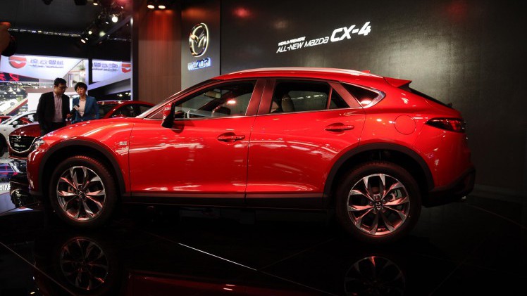 Mercedes, BMW, Audi en Mazda presenteren allemaal modellen die exclusief voor de markt in China zijn bedoeld. Zodoende blijven de A4L, E-Klasse Lang, BMW X1L en Mazda CX-4 bestemd voor de Chinezen.
