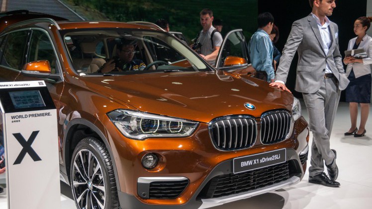 Mercedes, BMW, Audi en Mazda presenteren allemaal modellen die exclusief voor de markt in China zijn bedoeld. Zodoende blijven de A4L, E-Klasse Lang, BMW X1L en Mazda CX-4 bestemd voor de Chinezen.