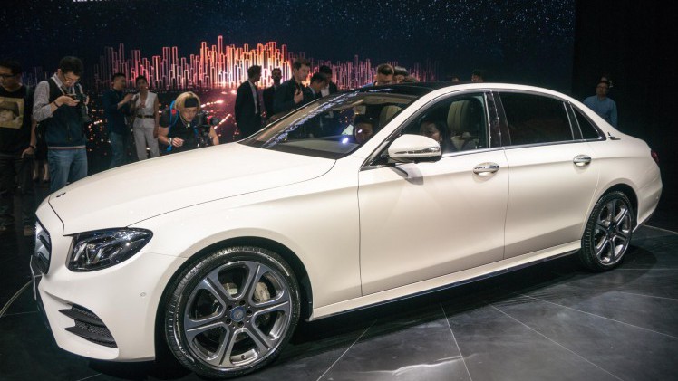 Mercedes, BMW, Audi en Mazda presenteren allemaal modellen die exclusief voor de markt in China zijn bedoeld. Zodoende blijven de A4L, E-Klasse Lang, BMW X1L en Mazda CX-4 bestemd voor de Chinezen.