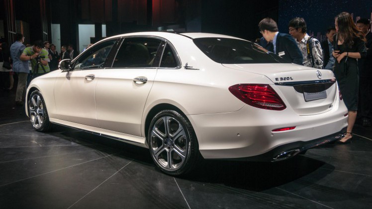 Mercedes, BMW, Audi en Mazda presenteren allemaal modellen die exclusief voor de markt in China zijn bedoeld. Zodoende blijven de A4L, E-Klasse Lang, BMW X1L en Mazda CX-4 bestemd voor de Chinezen.